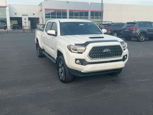 Used 2019 Toyota Tacoma TRD Sport AWD/4WD image 3