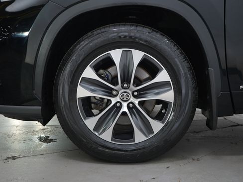 Used 2022 Toyota Highlander XLE AWD/4WD image 29