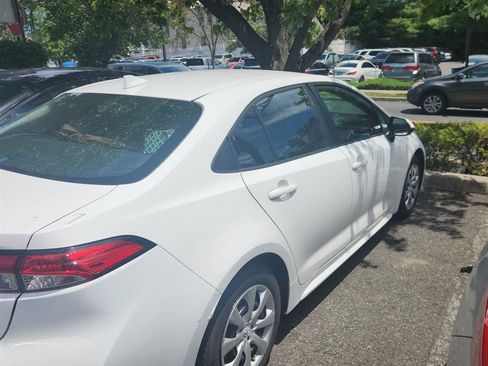 Used 2022 Toyota Corolla LE FWD image 3