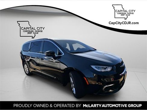 New 2026 Chrysler Pacifica Select image 1