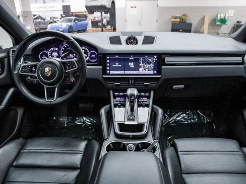 Used 2023 Porsche Cayenne Platinum Edition image 16