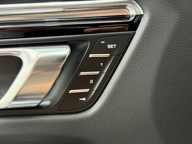 Certified 2025 Porsche Macan AWD/4WD image 19