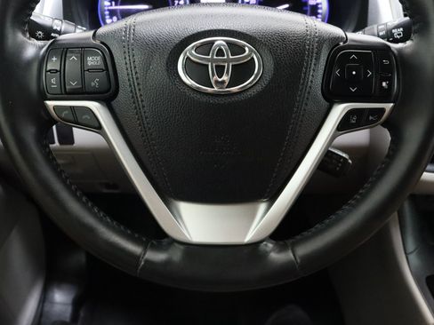 Used 2019 Toyota Highlander XLE FWD image 26