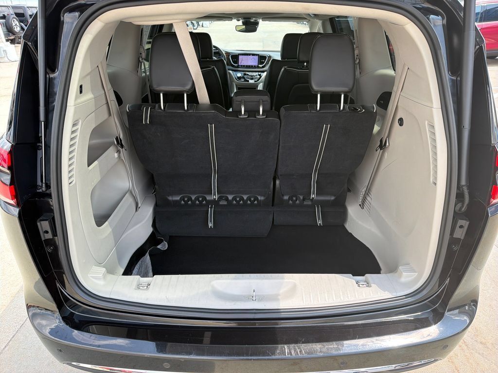 Used 2023 Chrysler Pacifica Limited FWD image 23