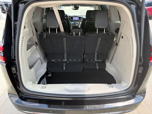 Used 2023 Chrysler Pacifica Limited FWD image 23