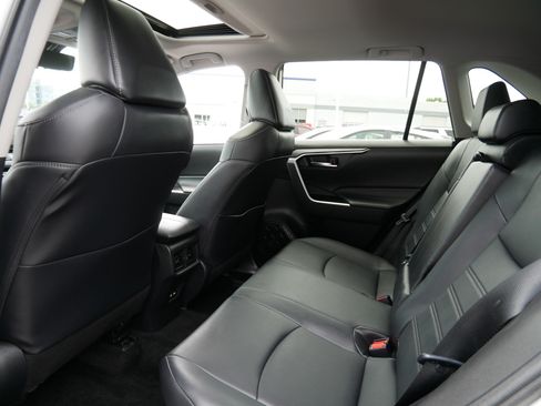 Used 2021 Toyota RAV4 XLE Premium AWD/4WD image 33