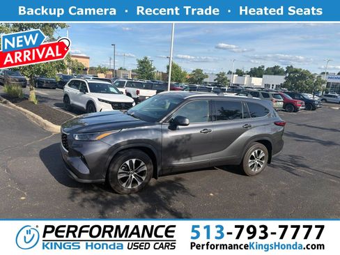 Used 2022 Toyota Highlander XLE AWD/4WD image 1