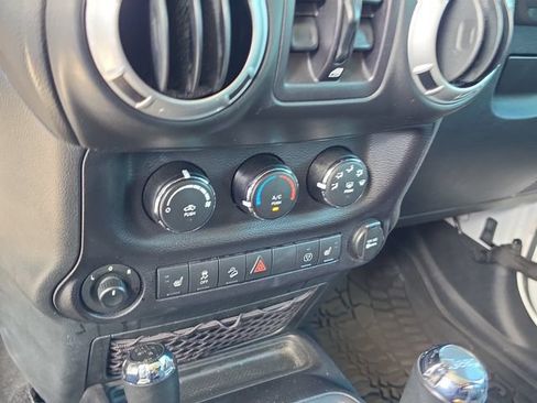 Used 2016 Jeep Wrangler Unlimited Rubicon AWD/4WD image 22