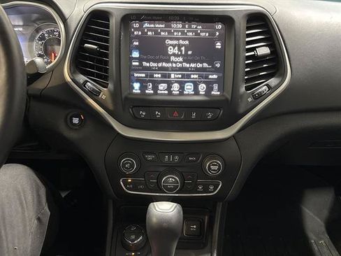 Used 2017 Jeep Cherokee Overland w/ Technology Group AWD/4WD image 10