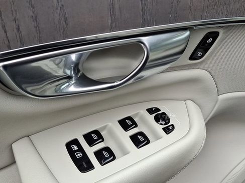 Used 2023 Volvo XC90 B5 Plus w/ Protection Package Premier image 17