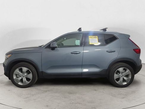 Used 2022 Volvo XC40 T5 Momentum image 2