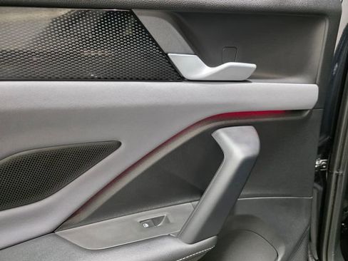 Certified 2025 Volkswagen Tiguan SE w/ Panoramic Sunroof Package image 27