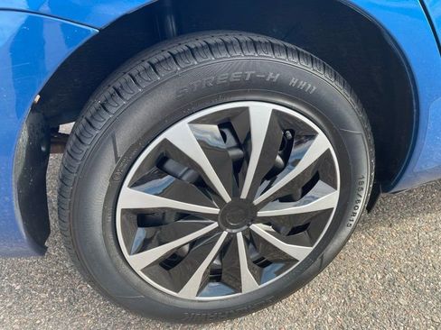 Used 2010 Toyota Yaris L image 10