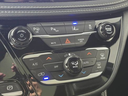 Used 2023 Chrysler Pacifica Limited w/ Uconnect Theater Family Group FWD image 32