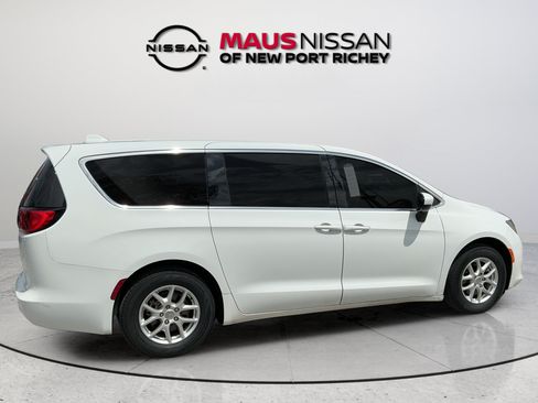 Used 2019 Chrysler Pacifica LX FWD image 11