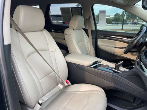 Used 2020 Buick Enclave Essence image 28