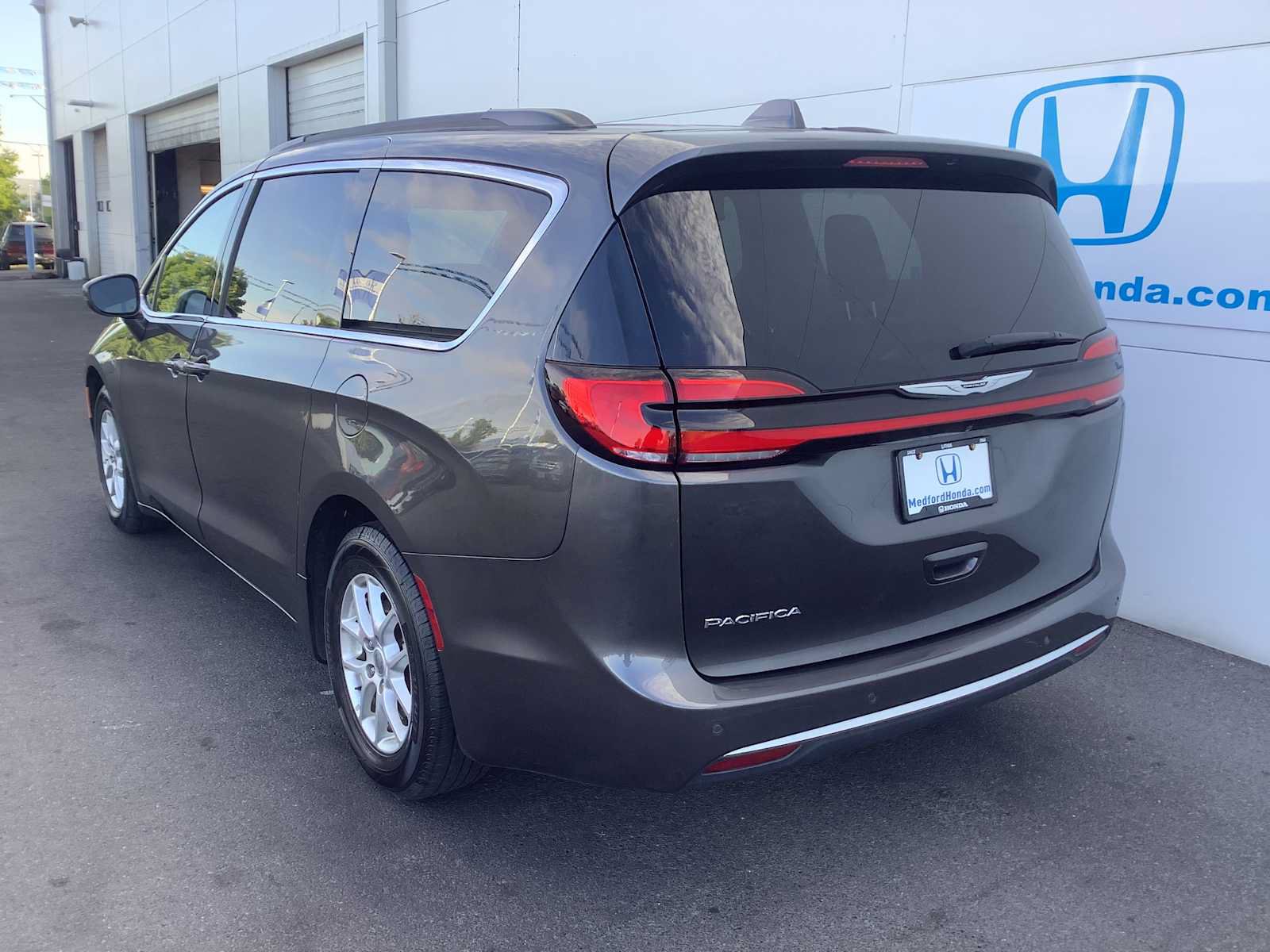 Used 2022 Chrysler Pacifica Touring-L FWD image 4