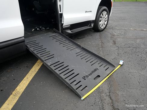 Used 2020 Chrysler Voyager L image 14