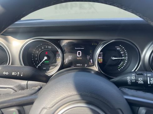 Used 2023 Jeep Wrangler Unlimited w/ Sun & Screen Package image 24