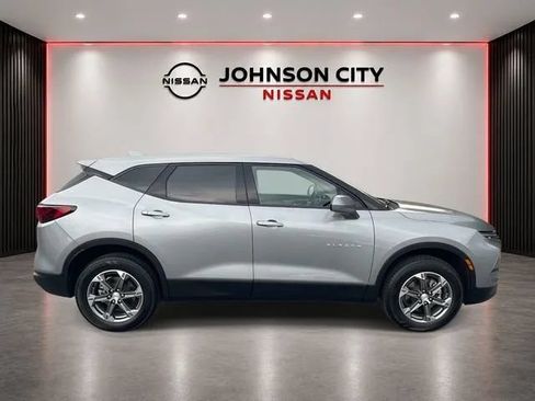 Used 2025 Chevrolet Blazer LT FWD image 3
