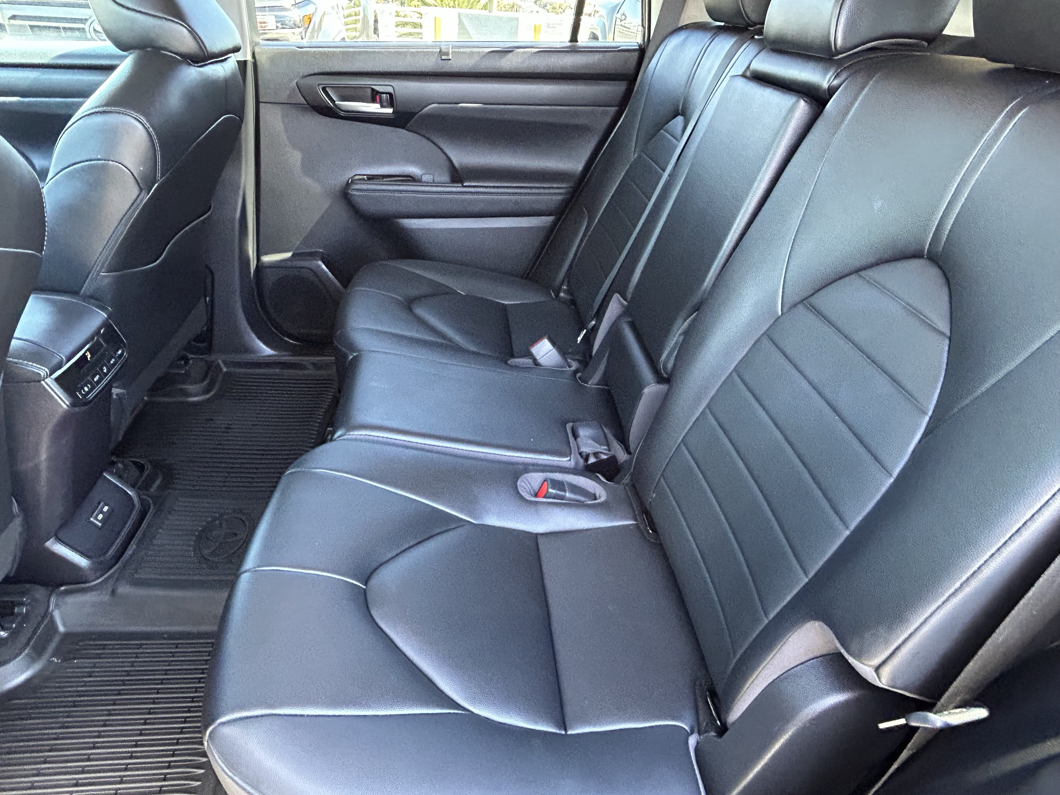 Used 2023 Toyota Highlander XLE FWD image 15
