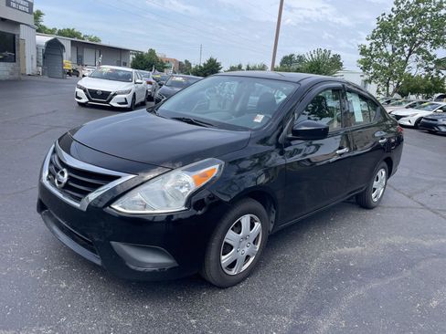 Used 2018 Nissan Versa SV FWD image 2