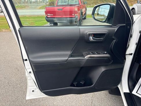 Used 2018 Toyota Tacoma TRD Off-Road image 8