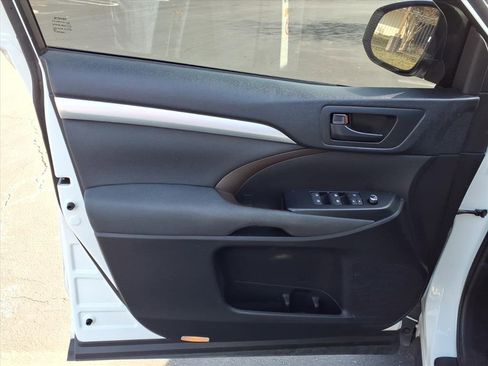 Used 2019 Toyota Highlander LE image 11