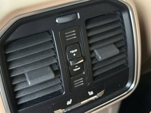 Used 2025 Porsche Macan image 15