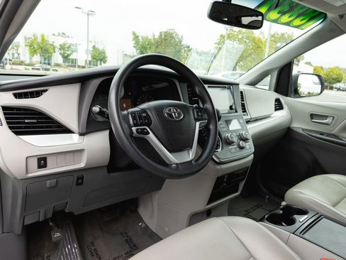 Used 2017 Toyota Sienna LE FWD image 10