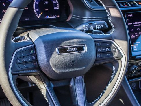 Used 2025 Jeep Grand Cherokee L Altitude image 27