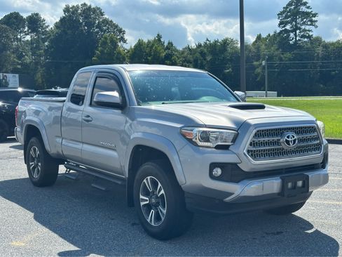 Used 2017 Toyota Tacoma TRD Sport w/ Tow Package (A/T) AWD/4WD image 3
