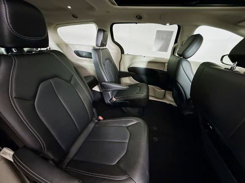 Used 2024 Chrysler Pacifica Touring-L AWD/4WD image 26