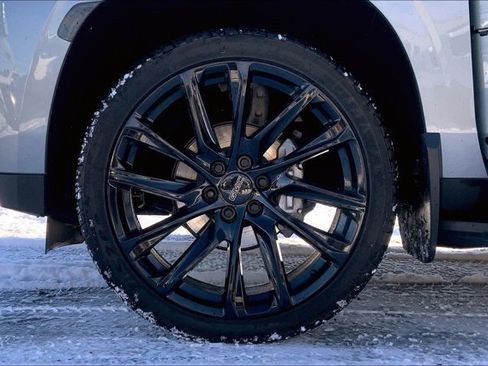 Used 2023 GMC Yukon XL SLT image 8