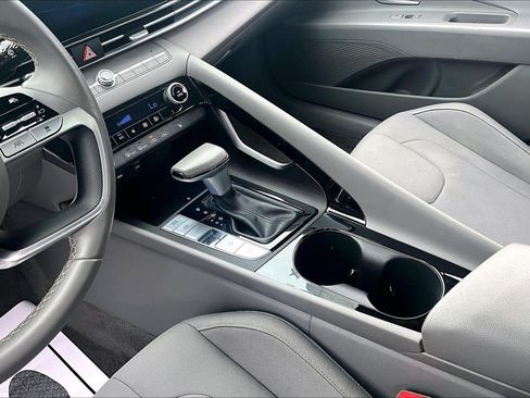 Used 2025 Hyundai Elantra SEL FWD image 18