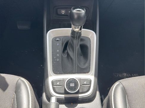 Used 2023 Hyundai Venue Limited FWD image 28