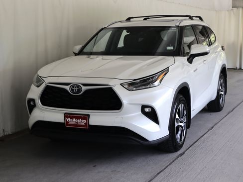 Used 2021 Toyota Highlander XLE AWD/4WD image 27