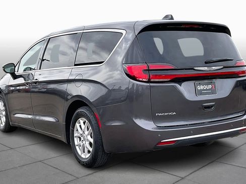 Used 2023 Chrysler Pacifica Touring-L image 11