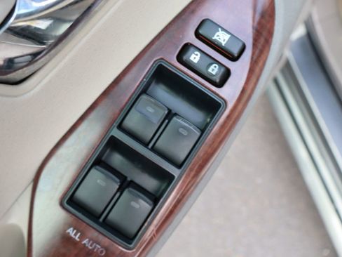 Used 2012 Toyota Sienna XLE image 27