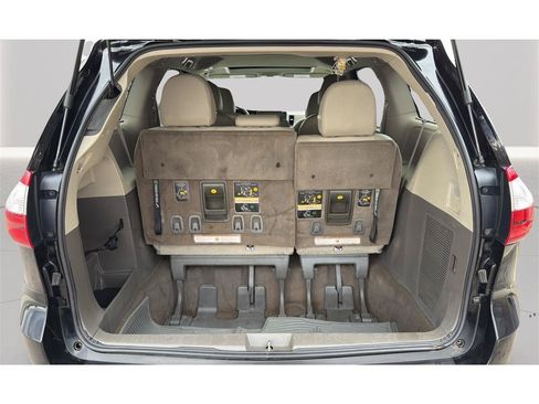 Used 2017 Toyota Sienna XLE w/ XLE Navigation Package FWD image 34