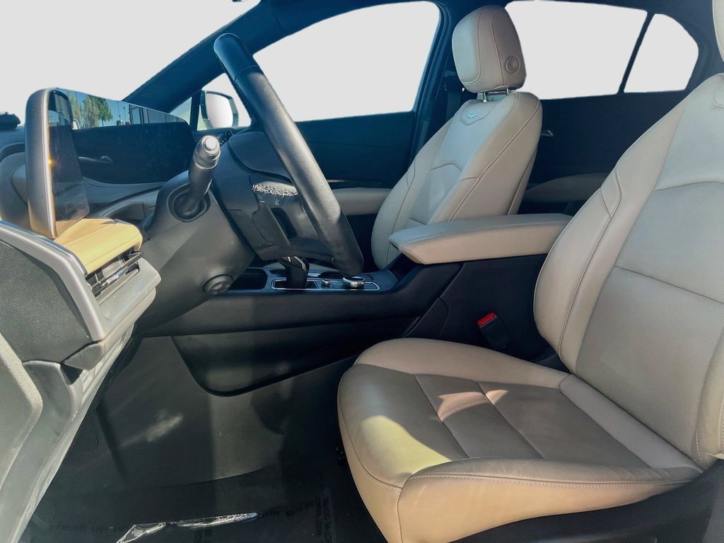 Used 2025 Cadillac XT4 Premium Luxury w/ Technology Package AWD/4WD image 21