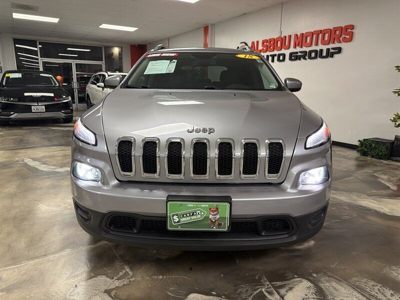 Used 2018 Jeep Cherokee Latitude Plus w/ Comfort/Convenience Group FWD image 3