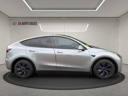Used 2024 Tesla Model Y Long Range AWD/4WD image 6