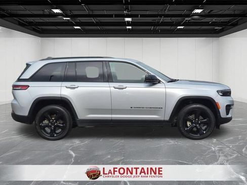 Used 2024 Jeep Grand Cherokee Altitude AWD/4WD image 6
