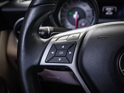 Used 2015 Mercedes-Benz SLK 250 image 30