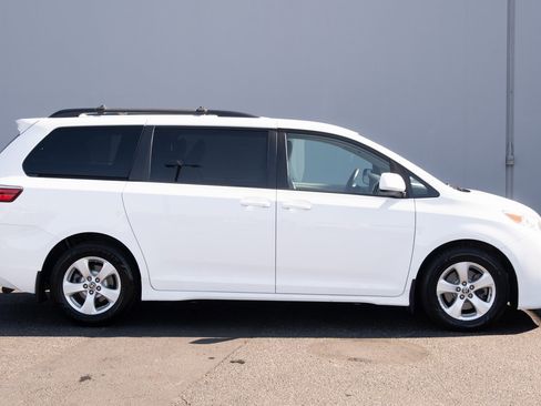 Used 2020 Toyota Sienna LE image 29