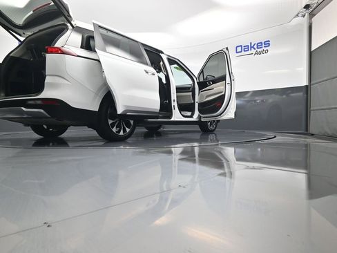 Used 2024 Kia Carnival EX image 62