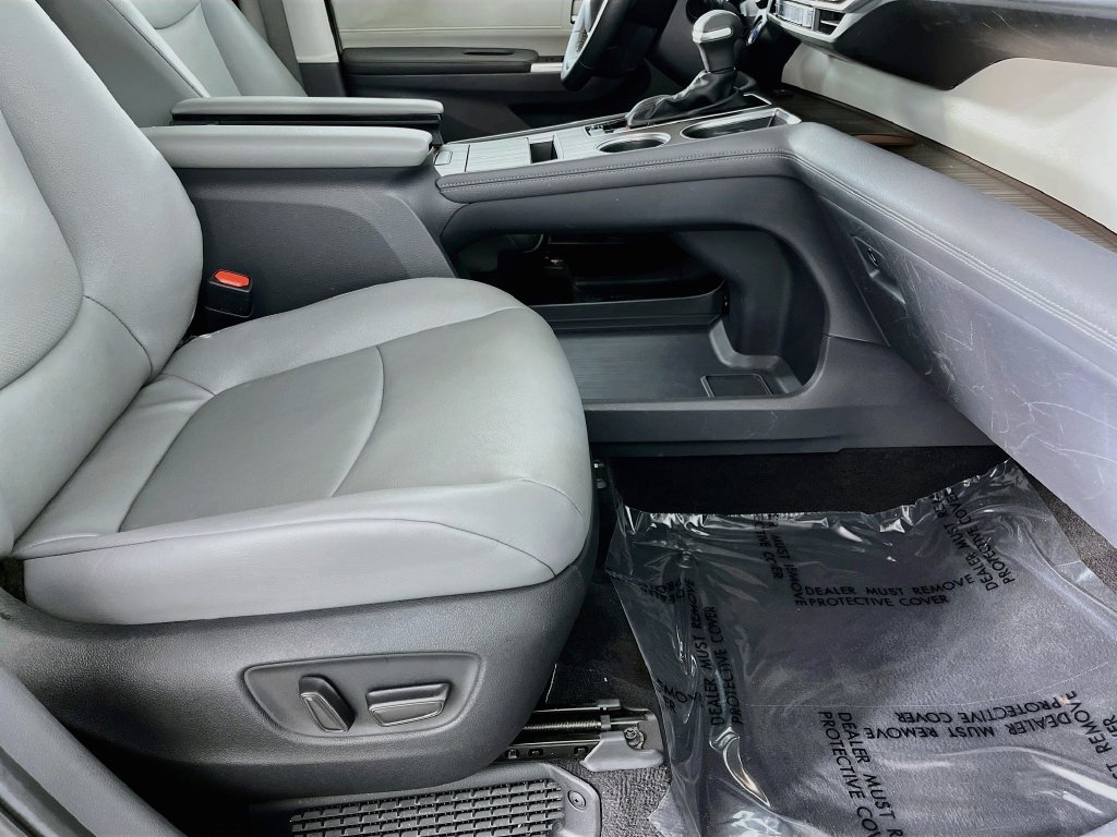 Used 2023 Toyota Sienna XLE AWD/4WD image 32