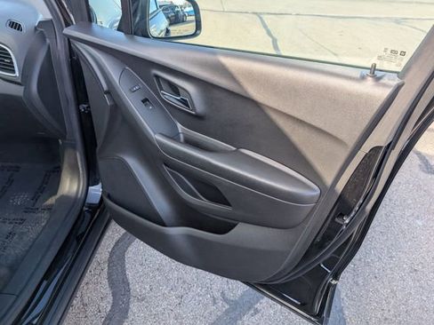 Used 2022 Chevrolet Trax LT w/ LT Convenience Package image 5