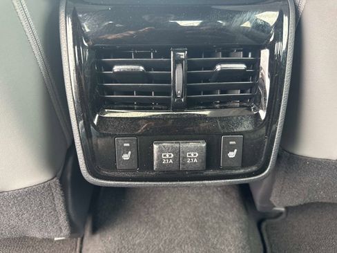 Used 2020 Toyota Avalon Limited image 15